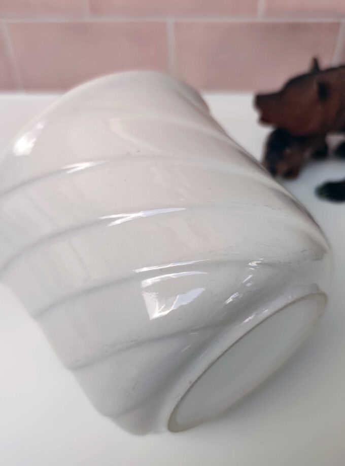 Plain White Swirl Pot