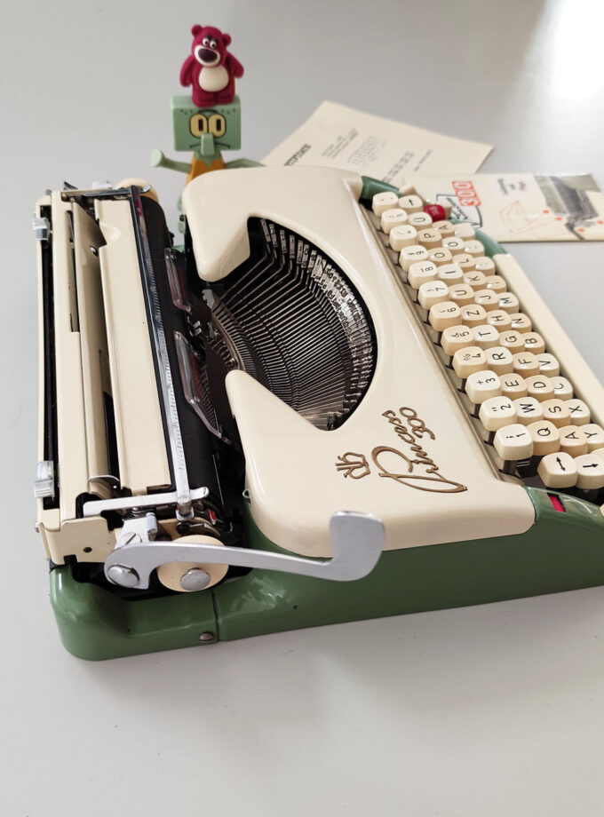 Vintage Princess 300 Typewriter Green / Offwhite