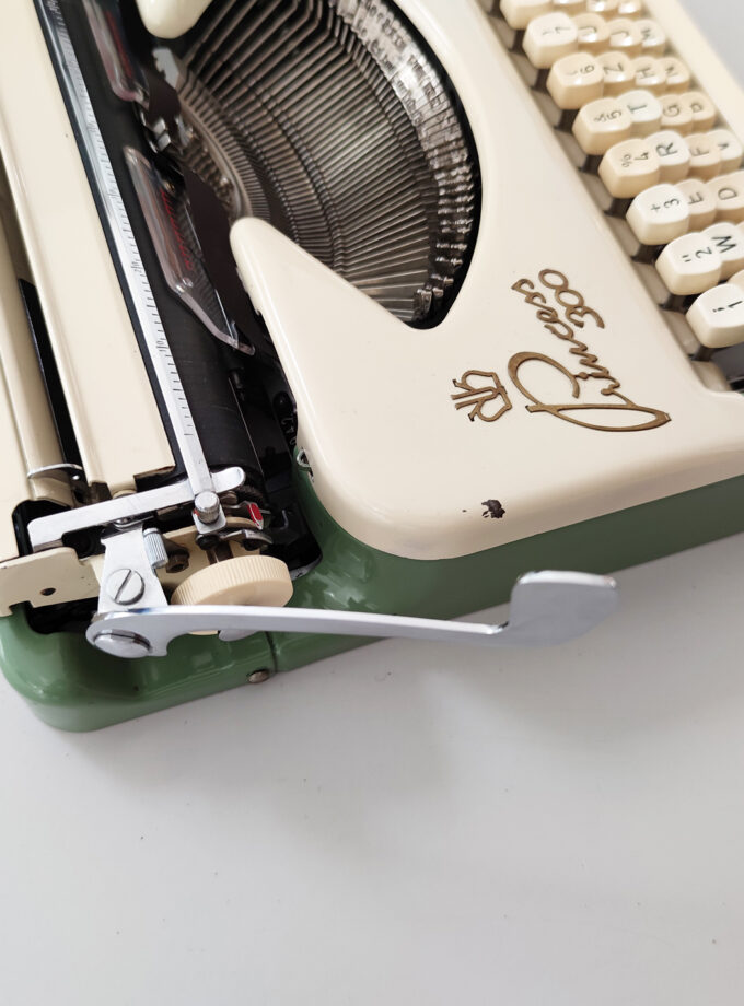 Vintage Princess 300 Typewriter Green / Offwhite