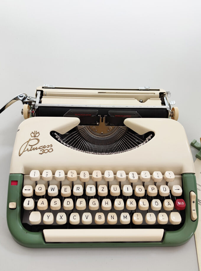 Vintage Princess 300 Typewriter Green / Offwhite