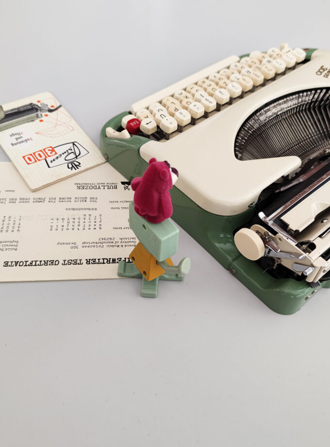 Vintage Princess 300 Typewriter Green / Offwhite