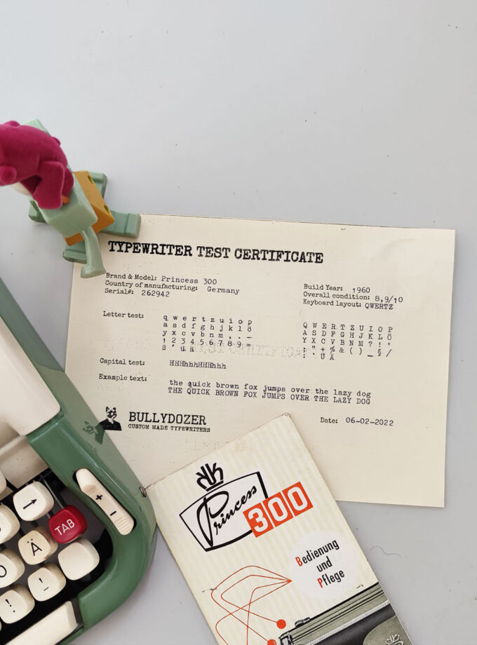 Vintage Princess 300 Typewriter Green / Offwhite