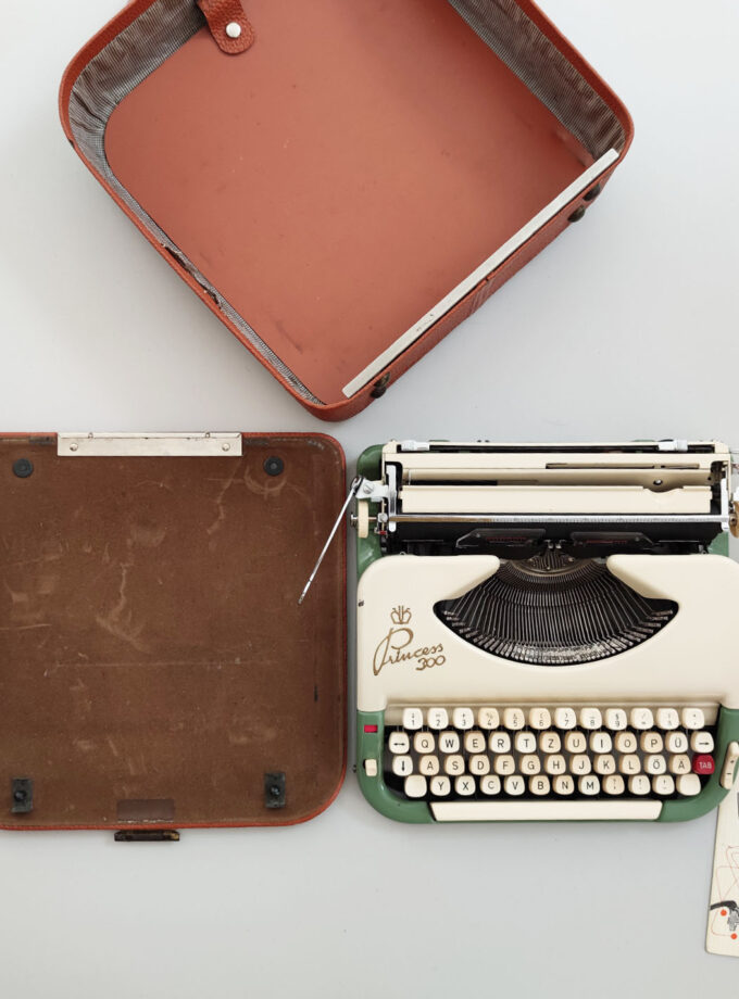 Vintage Princess 300 Typewriter Green / Offwhite