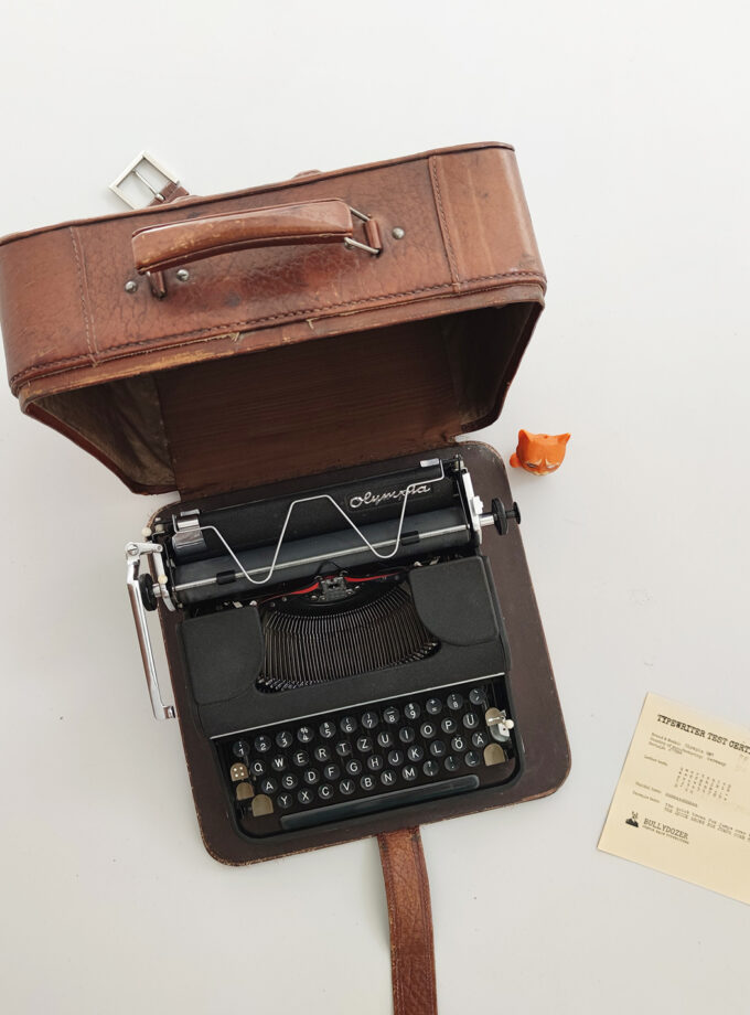 Olympia SM1 Old Black Vintage Typewriter