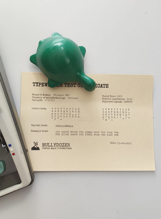 Vintage Olympia SM7 Typewriter Off White Old Green Details