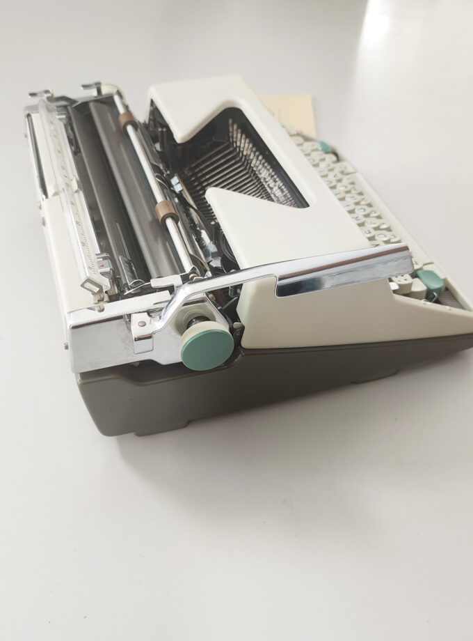 Vintage Olympia SM7 Typewriter Off White Old Green Details
