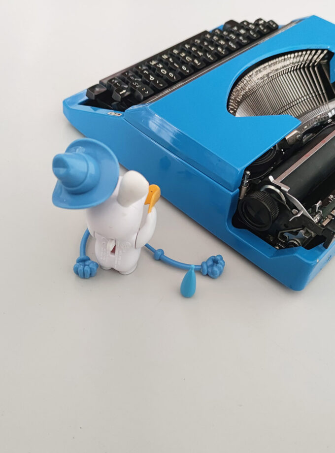 Vintage Sperry Remington Shocking Blue Typewriter