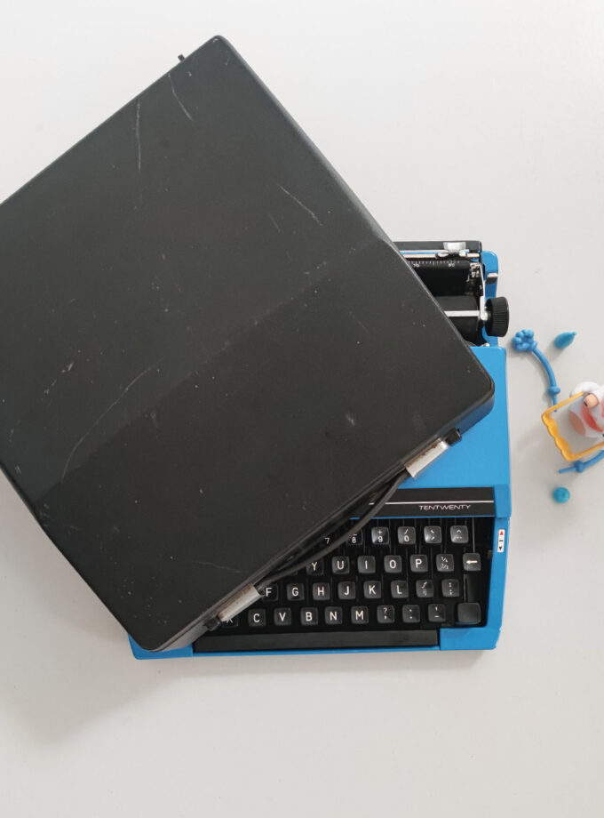 Vintage Sperry Remington Shocking Blue Typewriter