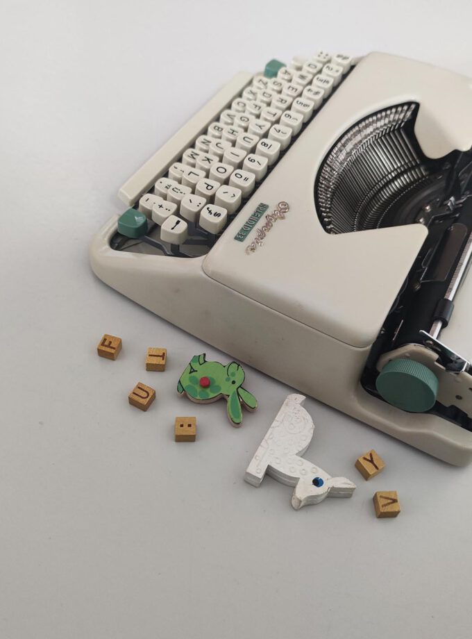 Vintage Typewriter Olympia Green White Splendid 33