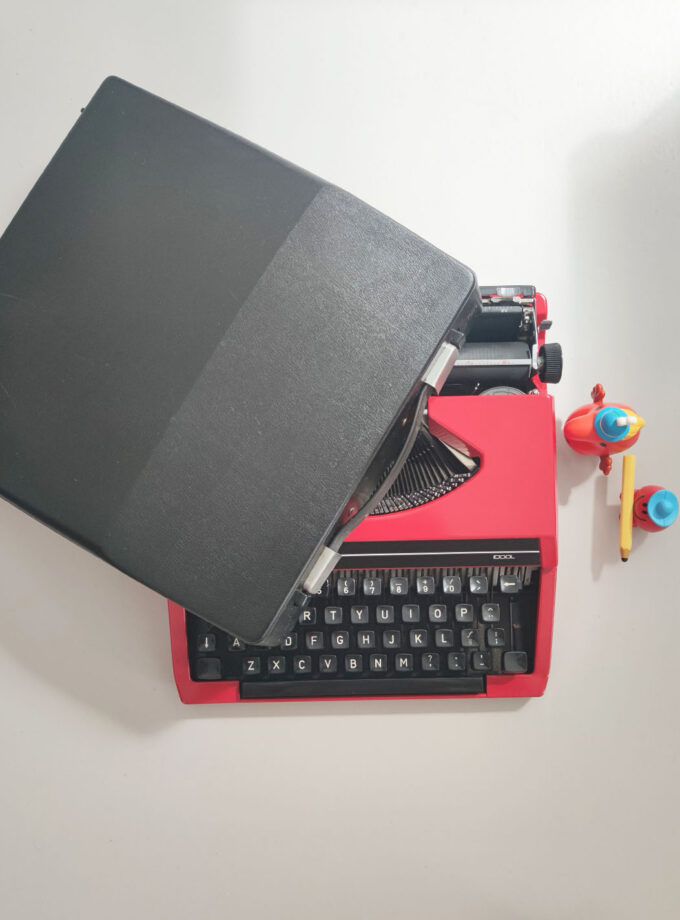 Vintage Red Remington Sperry Idool Typewriter