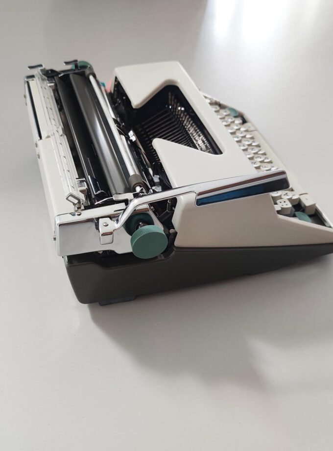 Vintage Olympia SM7 Typewriter Off White Old Green Details