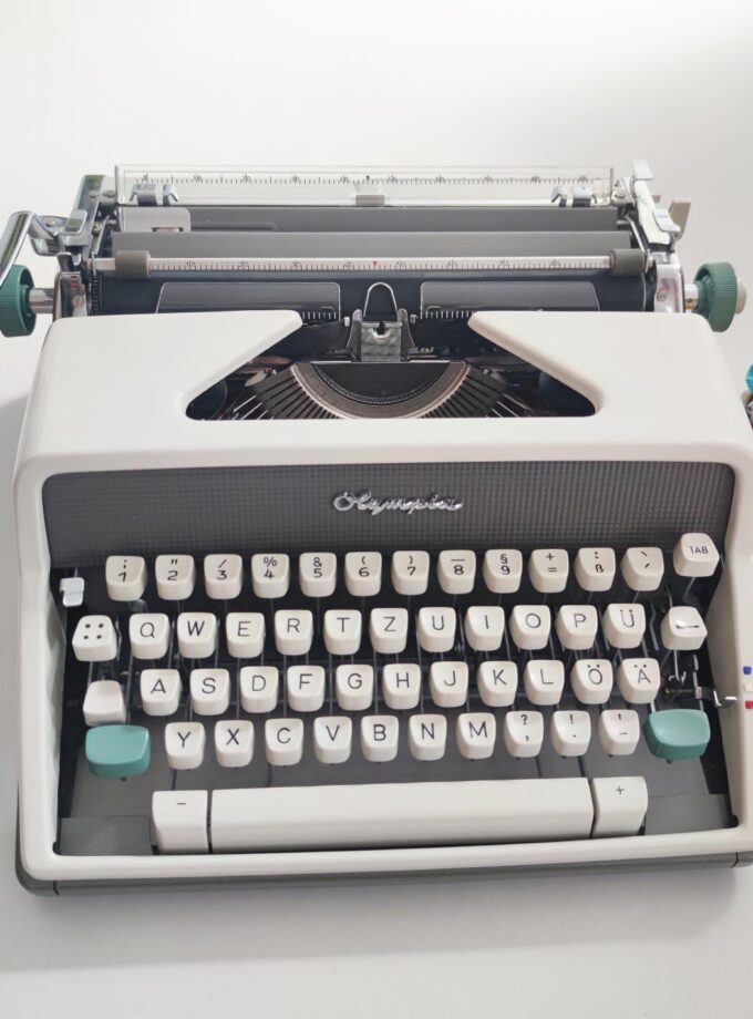 Vintage Olympia SM7 Typewriter Off White Old Green Details