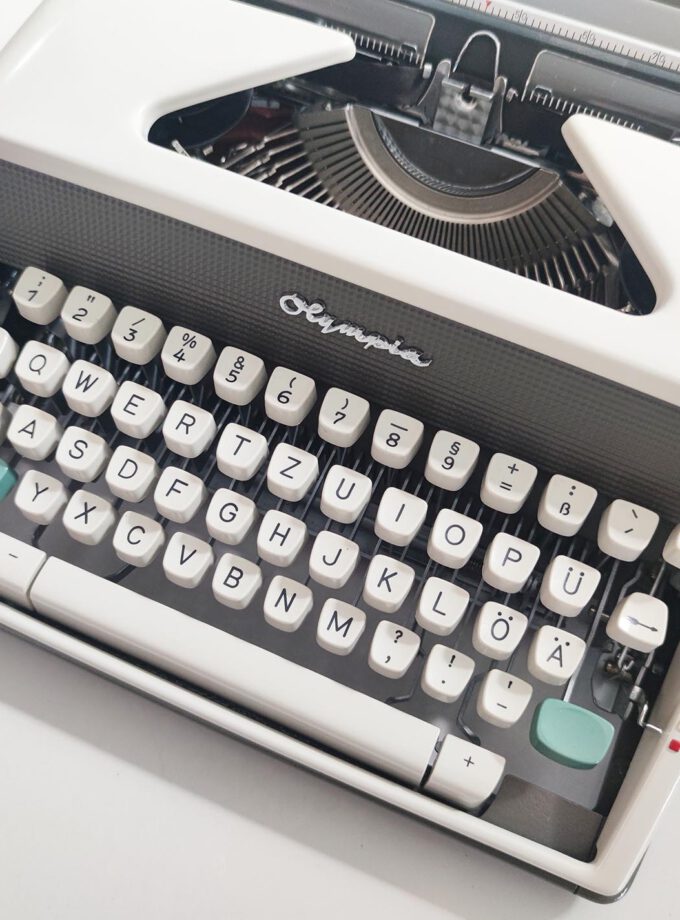 Vintage Olympia SM7 Typewriter Off White Old Green Details