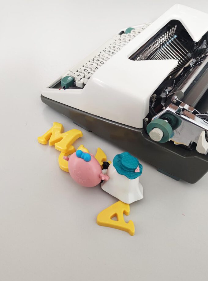 Vintage Olympia SM7 Typewriter Off White Old Green Details