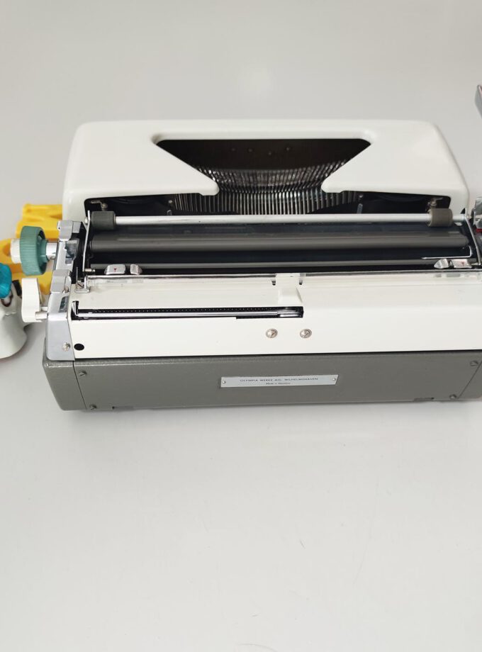 Vintage Olympia SM7 Typewriter Off White Old Green Details