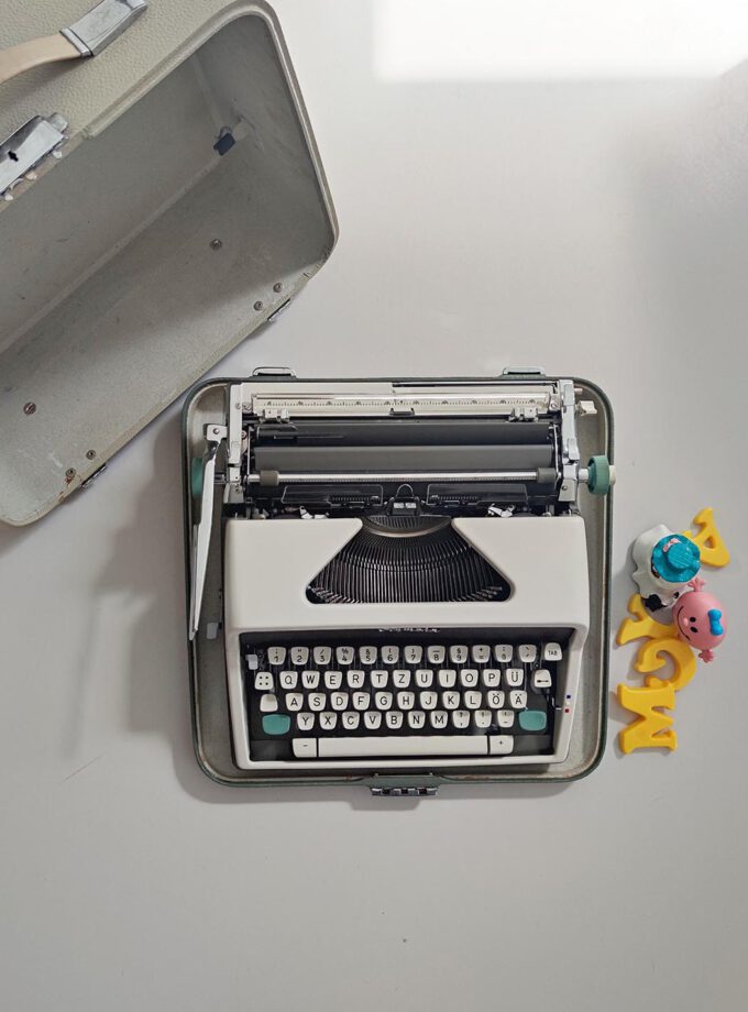 Vintage Olympia SM7 Typewriter Off White Old Green Details