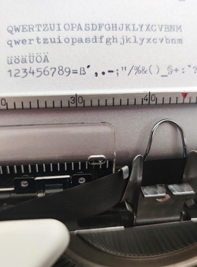 Vintage Olympia SM7 Typewriter Off White Old Green Details