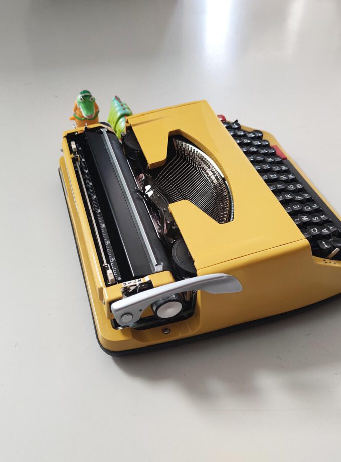 Vintage Brother Deluxe 850 TR Typewriter Mustard Yellow