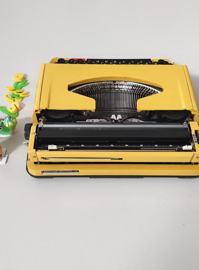 Vintage Brother Deluxe 850 TR Typewriter Mustard Yellow