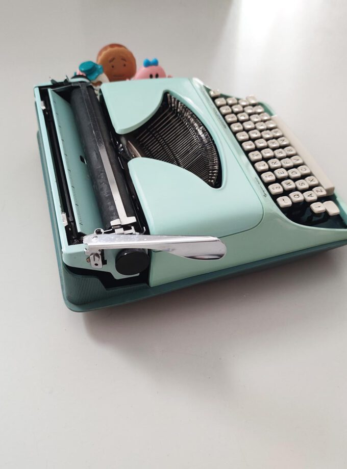 Vintage Sperry Remington Rand Streamliner Mint Typewriter