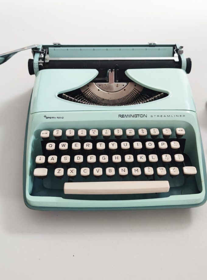 Vintage Sperry Remington Rand Streamliner Mint Typewriter