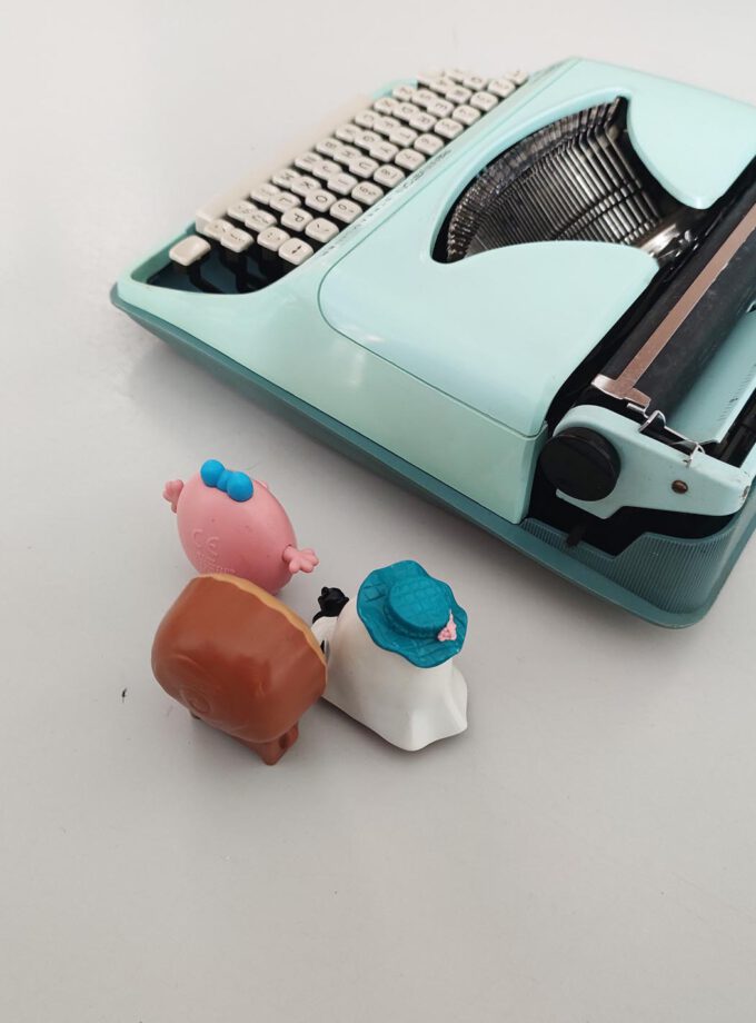 Vintage Sperry Remington Rand Streamliner Mint Typewriter