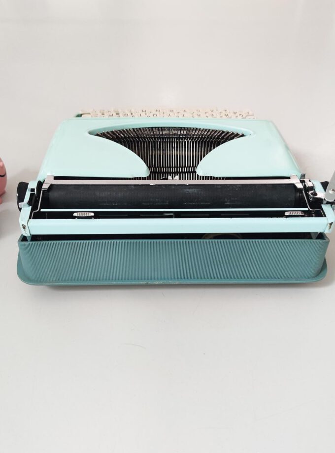 Vintage Sperry Remington Rand Streamliner Mint Typewriter