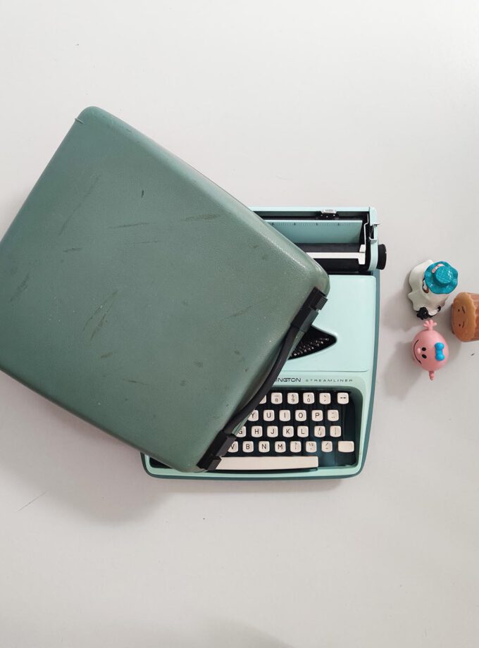 Vintage Sperry Remington Rand Streamliner Mint Typewriter