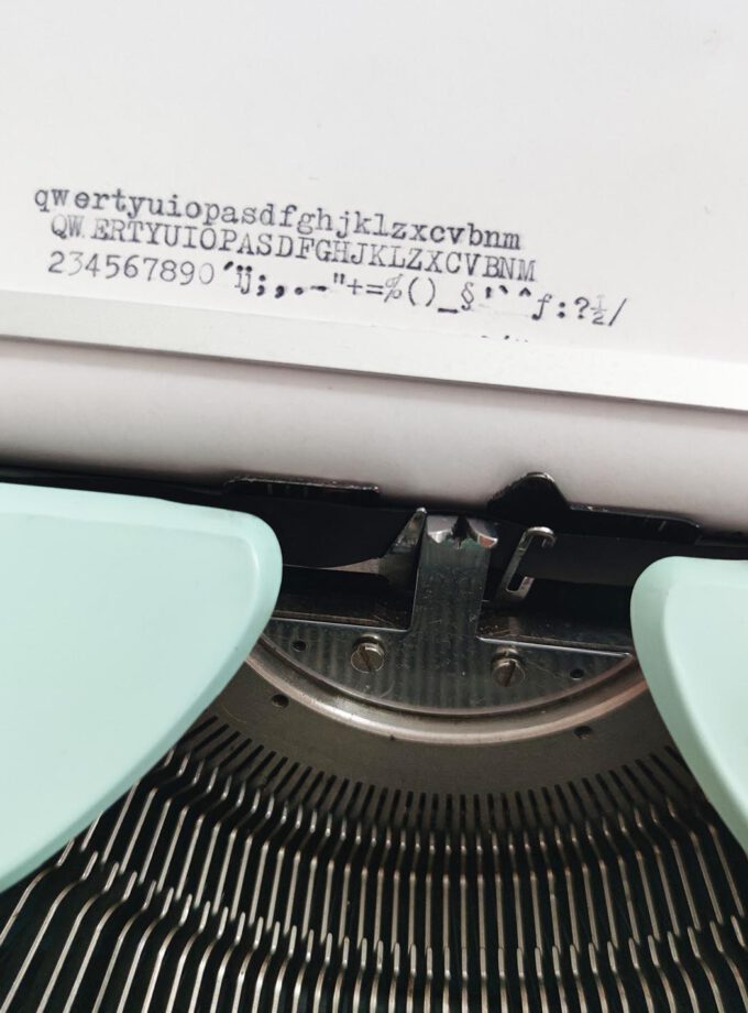 Vintage Sperry Remington Rand Streamliner Mint Typewriter