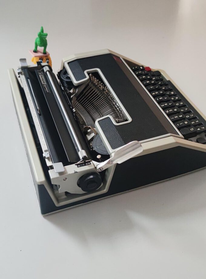 Olivetti Lettera DL Typewriter Black Silver