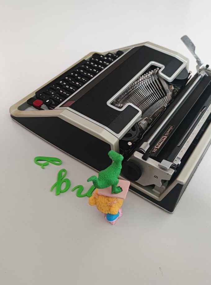 Olivetti Lettera DL Typewriter Black Silver