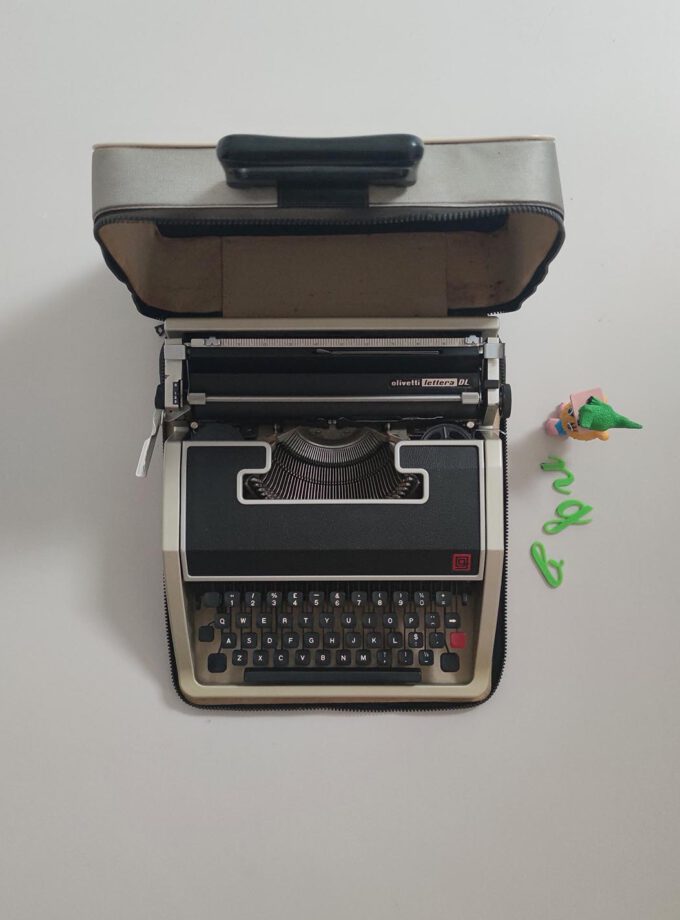 Olivetti Lettera DL Typewriter Black Silver