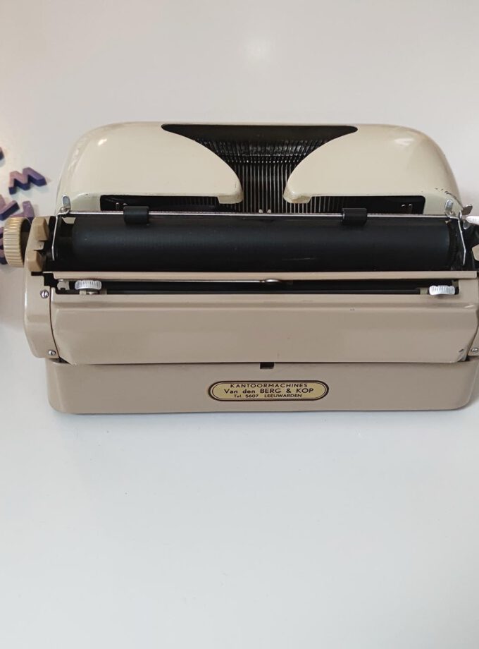 Vintage Triumph Gabriele Twotone Typewriter