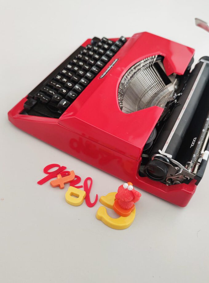 Vintage Red Remington Sperry Idool Typewriter Cubic