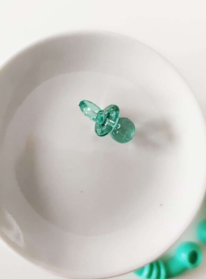 Gushing Vintage Plastic Necklace Dummy Green