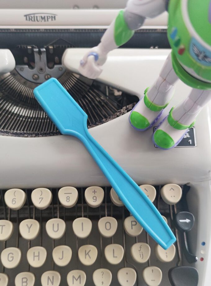 Typewriter Cleaning Brush Bluish I