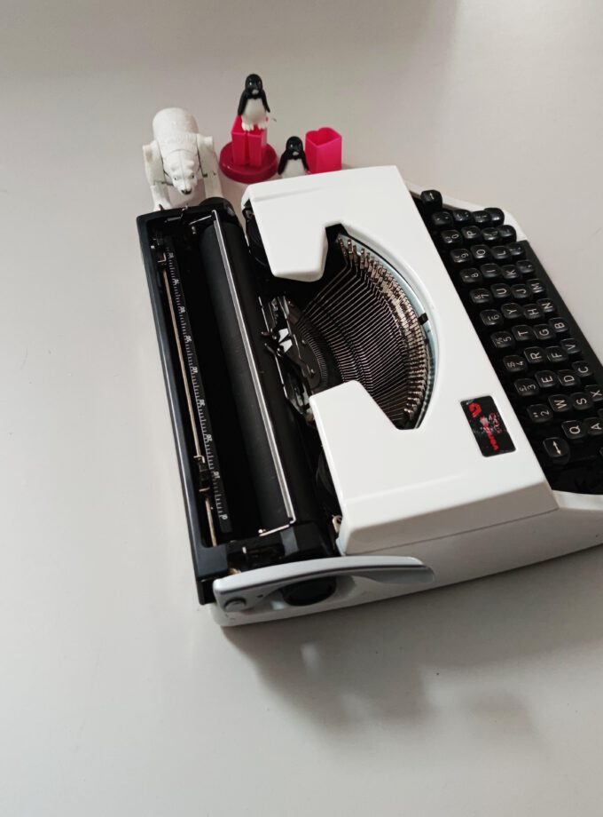 Vintage Vendex 100 White Typewriter