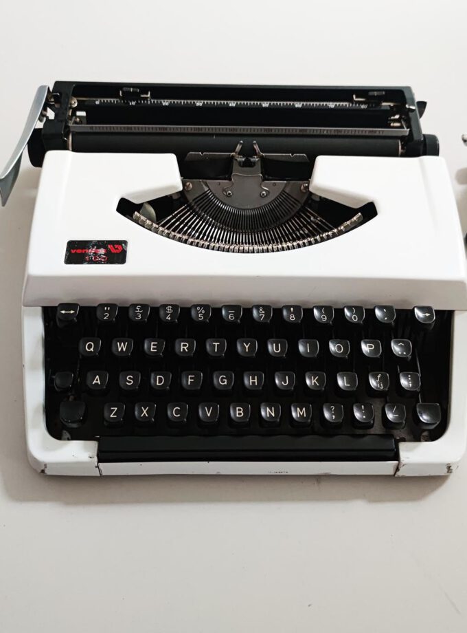 Vintage Vendex 100 White Typewriter