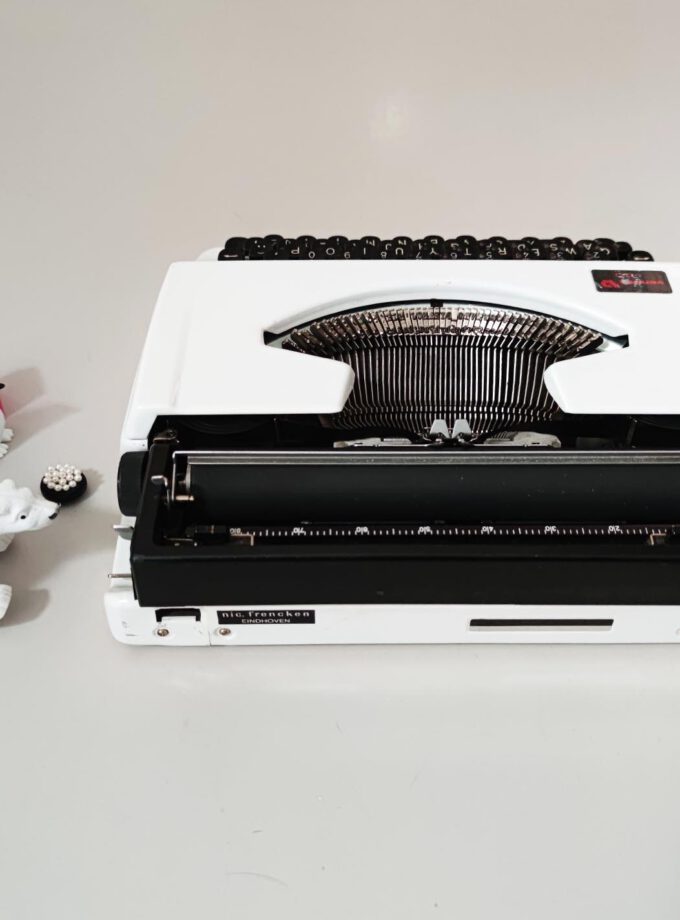 Vintage Vendex 100 White Typewriter