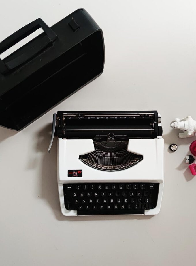 Vintage Vendex 100 White Typewriter