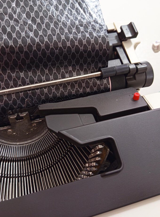 Vintage Olivetti Lettera 51 Retro Typewriter