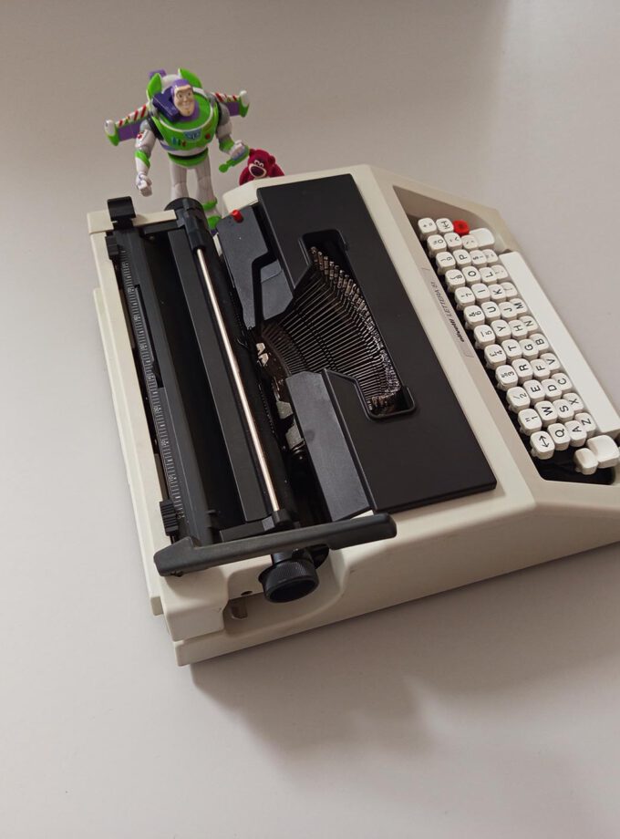 Vintage Olivetti Lettera 51 Retro Typewriter