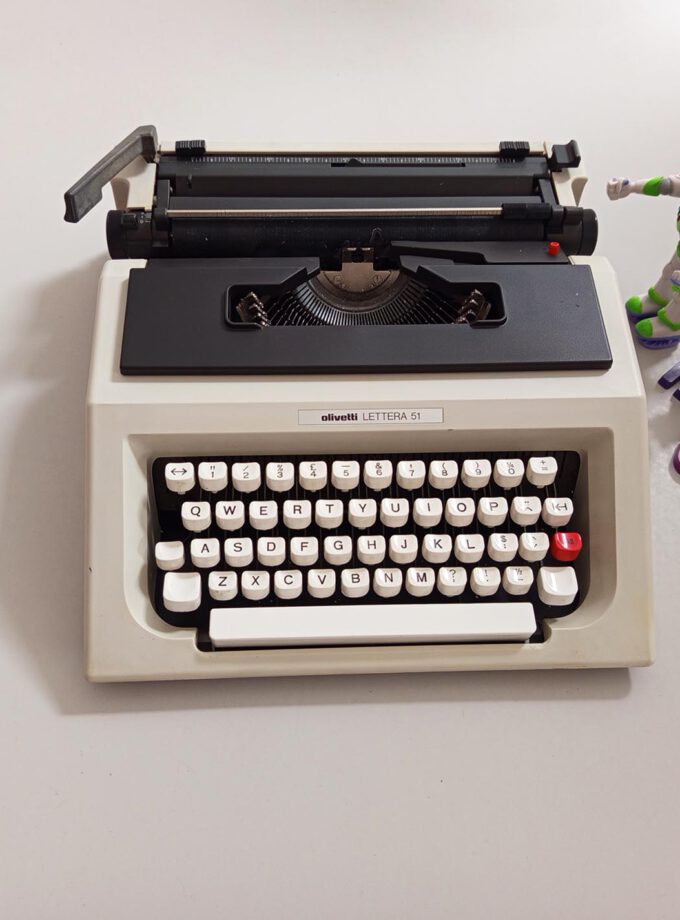 Vintage Olivetti Lettera 51 Retro Typewriter
