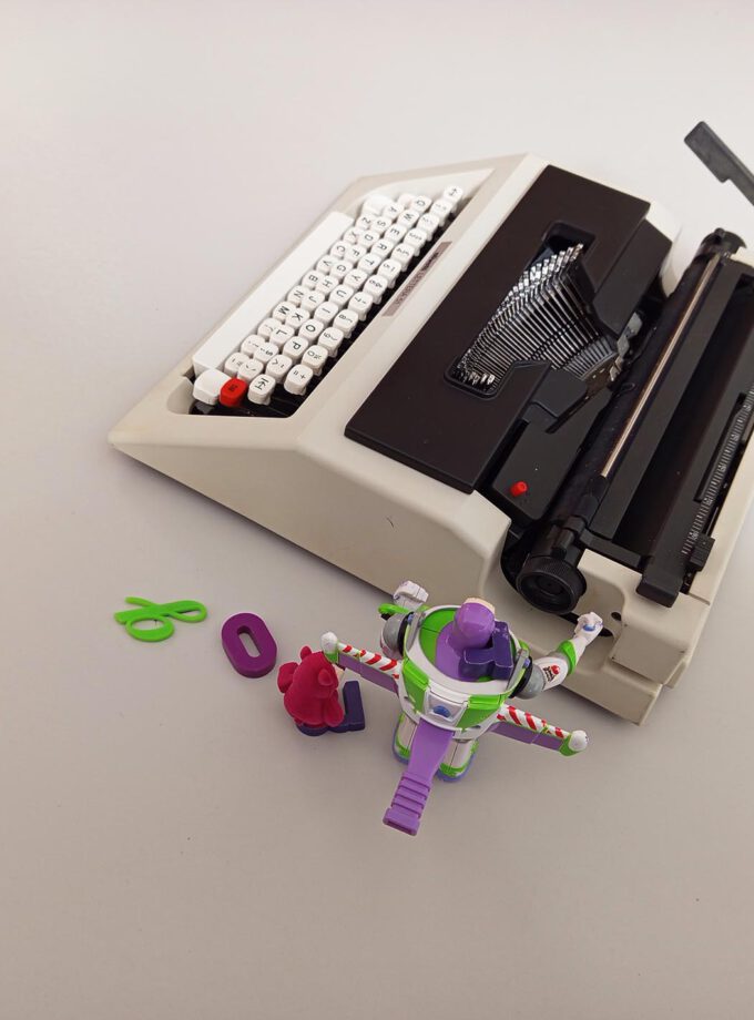 Vintage Olivetti Lettera 51 Retro Typewriter