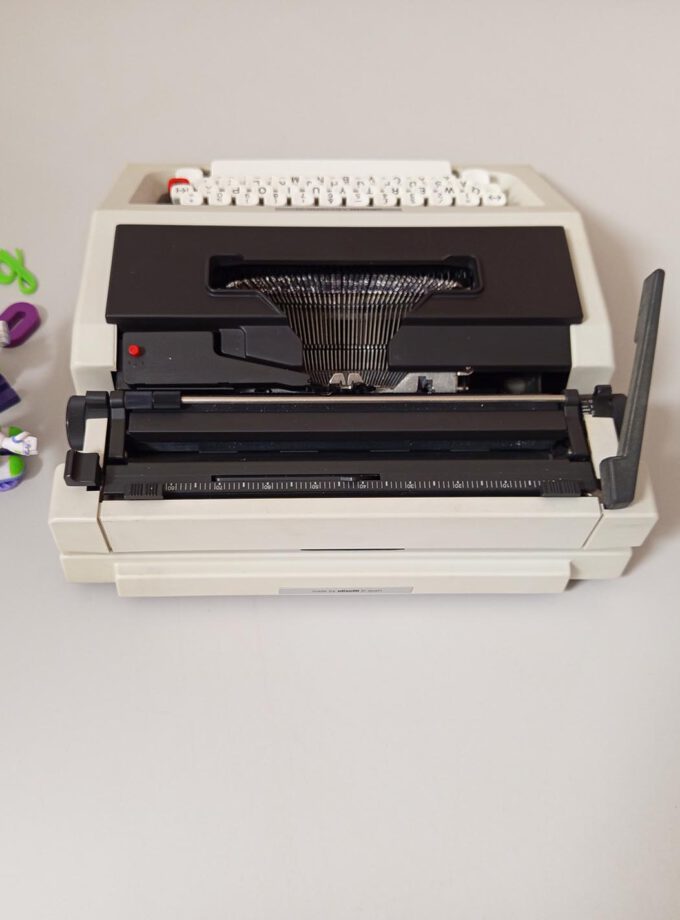 Vintage Olivetti Lettera 51 Retro Typewriter