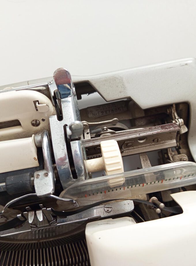 Vintage Voss S24 Typewriter