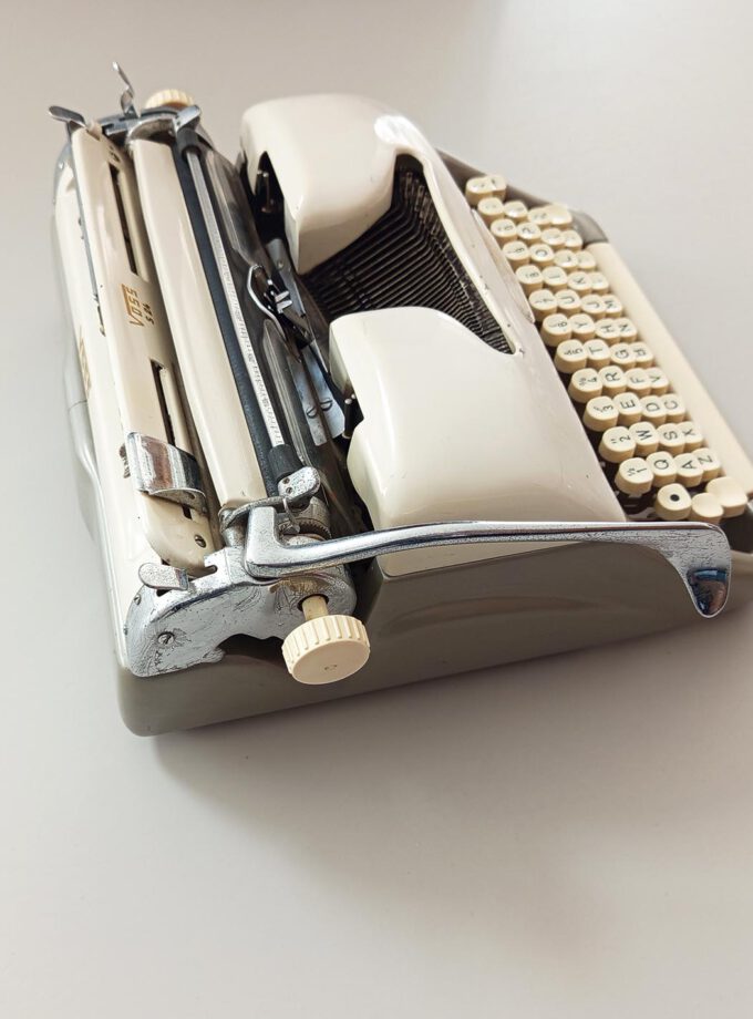 Vintage Voss S24 Typewriter