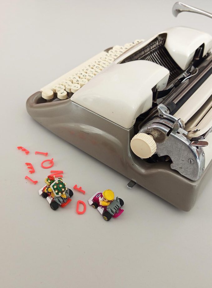 Vintage Voss S24 Typewriter