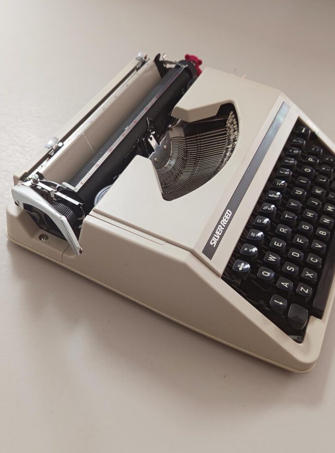 Vintage Silver-Reed SR10 Typewriter