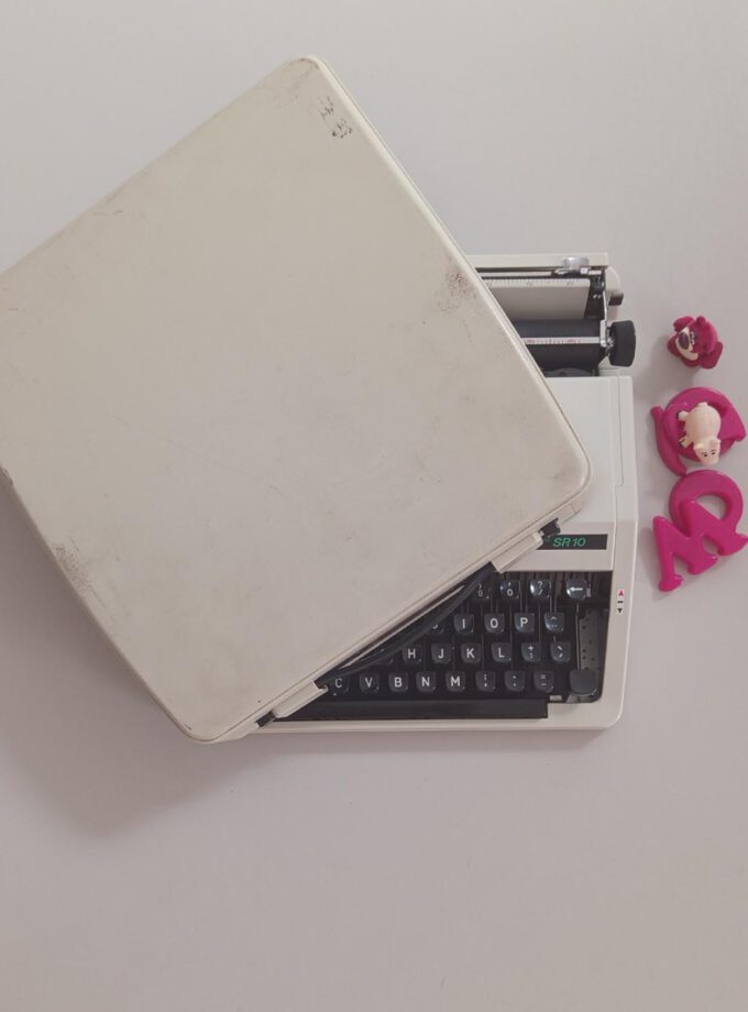 Vintage Silver-Reed SR10 Typewriter